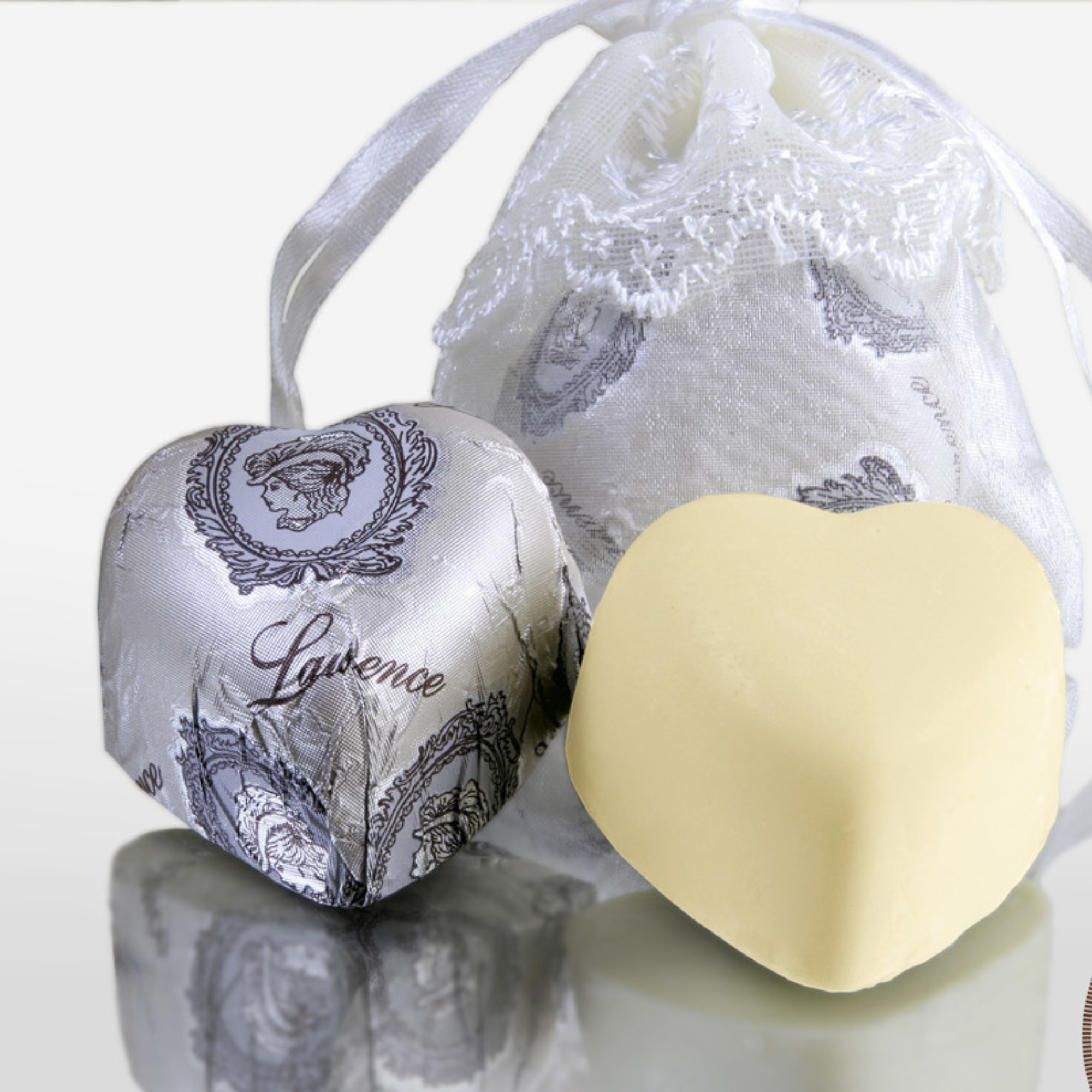 Конфеты из белого шоколада с ореховой начинкой/Laurence White heart with Praline, 3 шт (≈110 г)