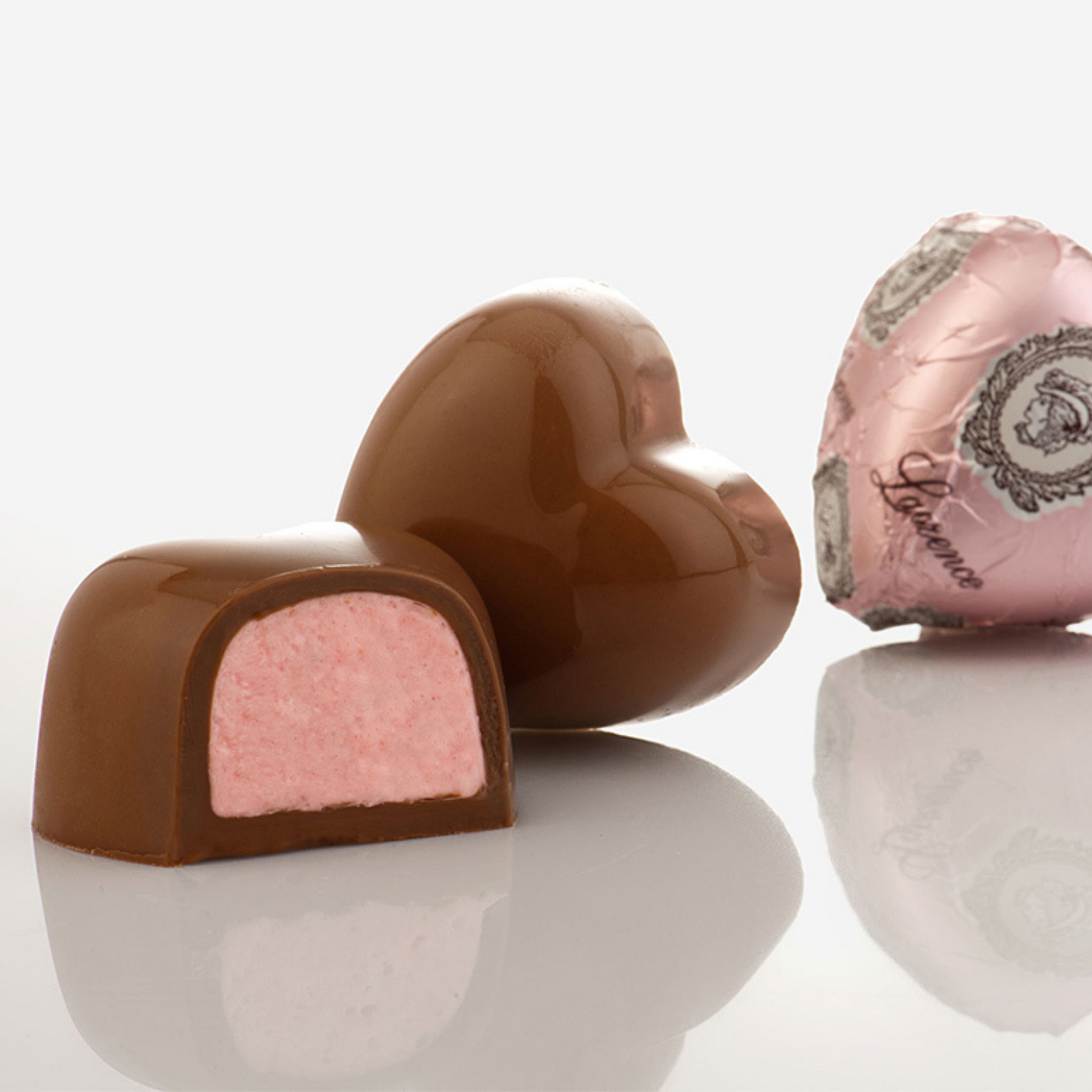 Конфеты из молочного шоколада с клубничным суфле/Laurence Strawberry heart, 3 шт (≈100 г)