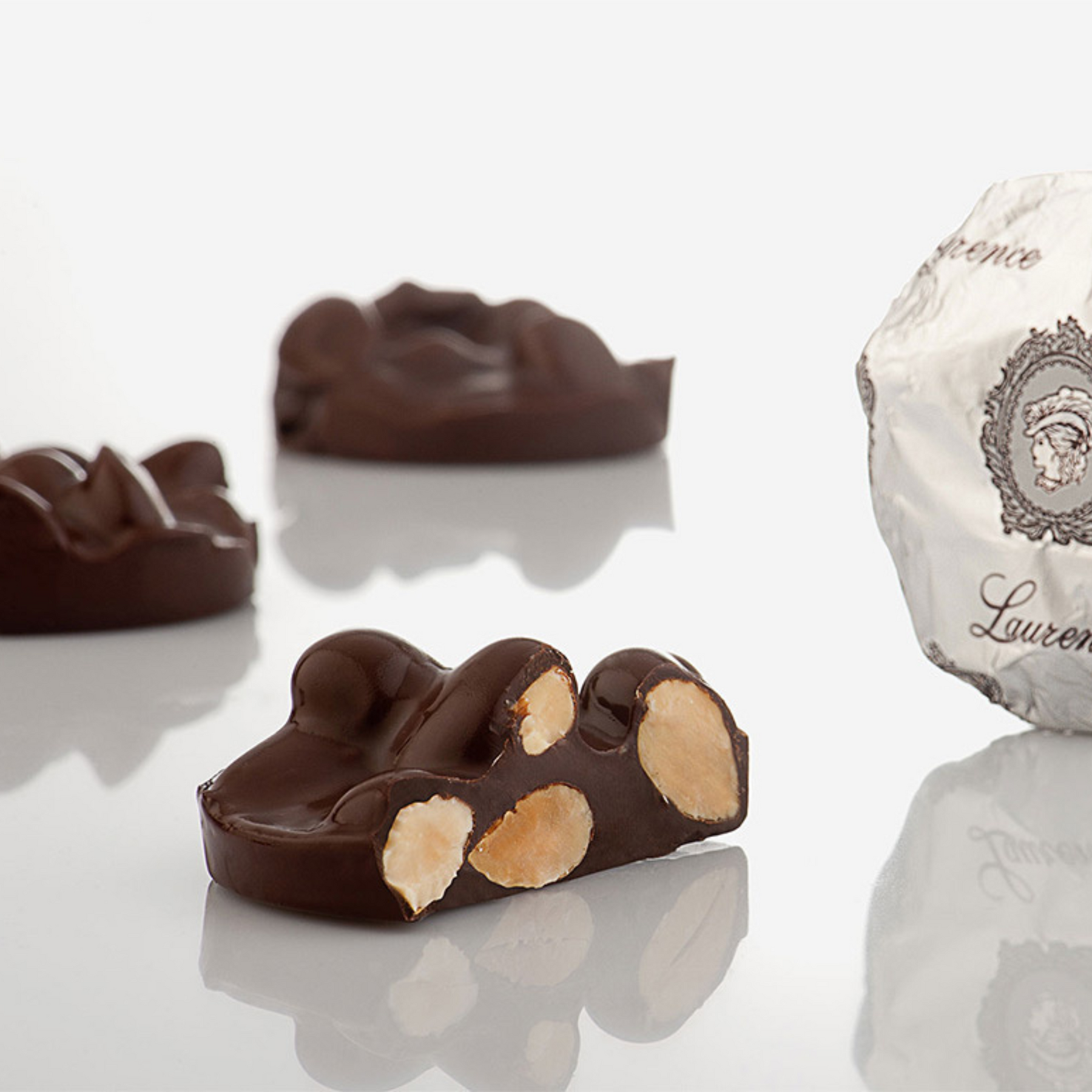 Цукерки з чорного шоколаду з мигдалем/Laurence Anomalo dark chocolate with almonds, 3 шт (≈100 г)